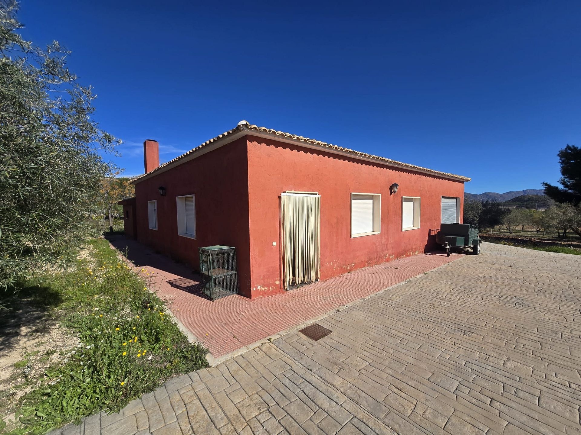 Resale - 8 Bedroom 3 Bathroom Villa in Sax -  - Alicante