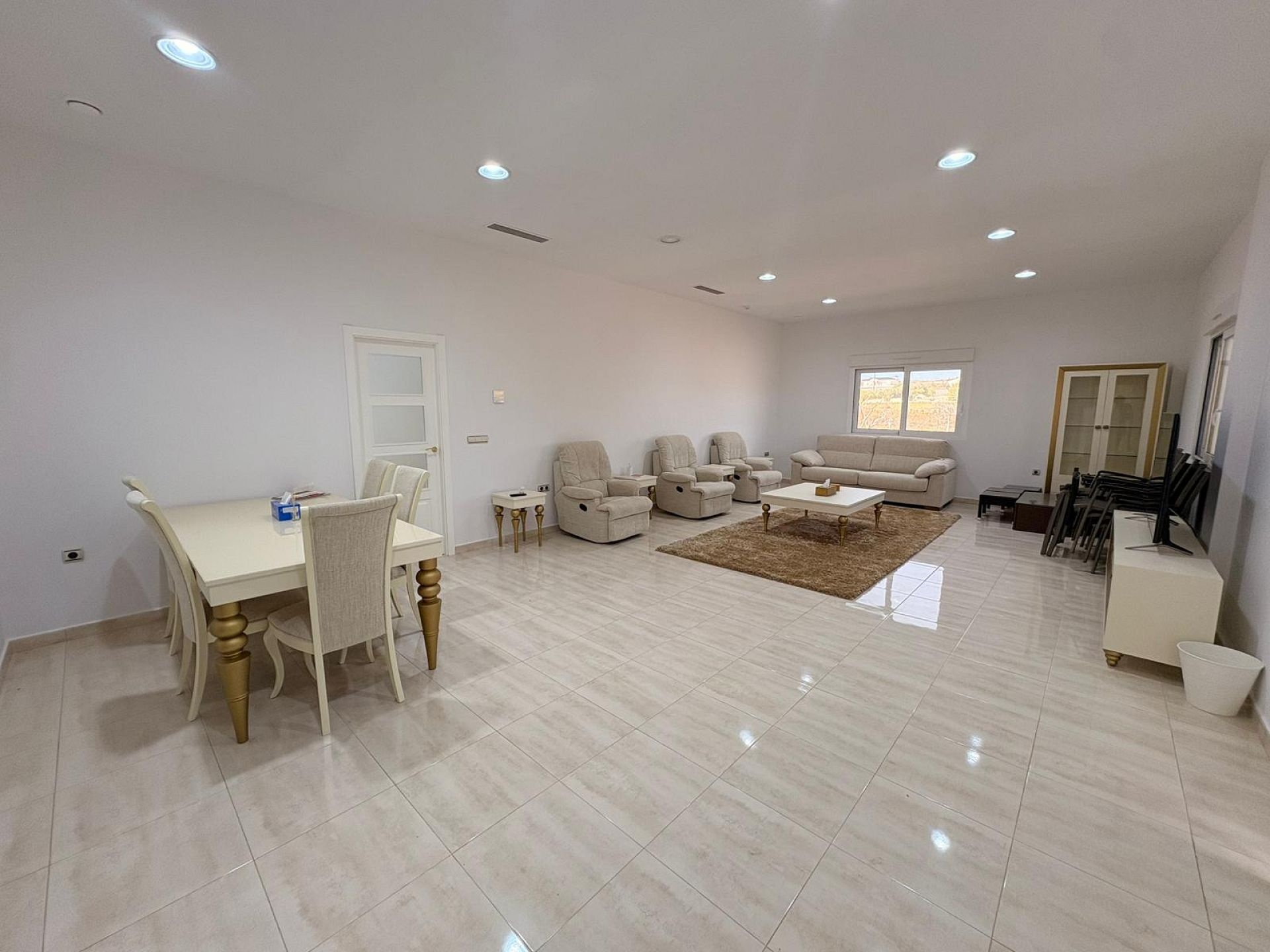 Resale - 4 Bedroom 4 Bathroom Villa in Pinoso -  - Alicante