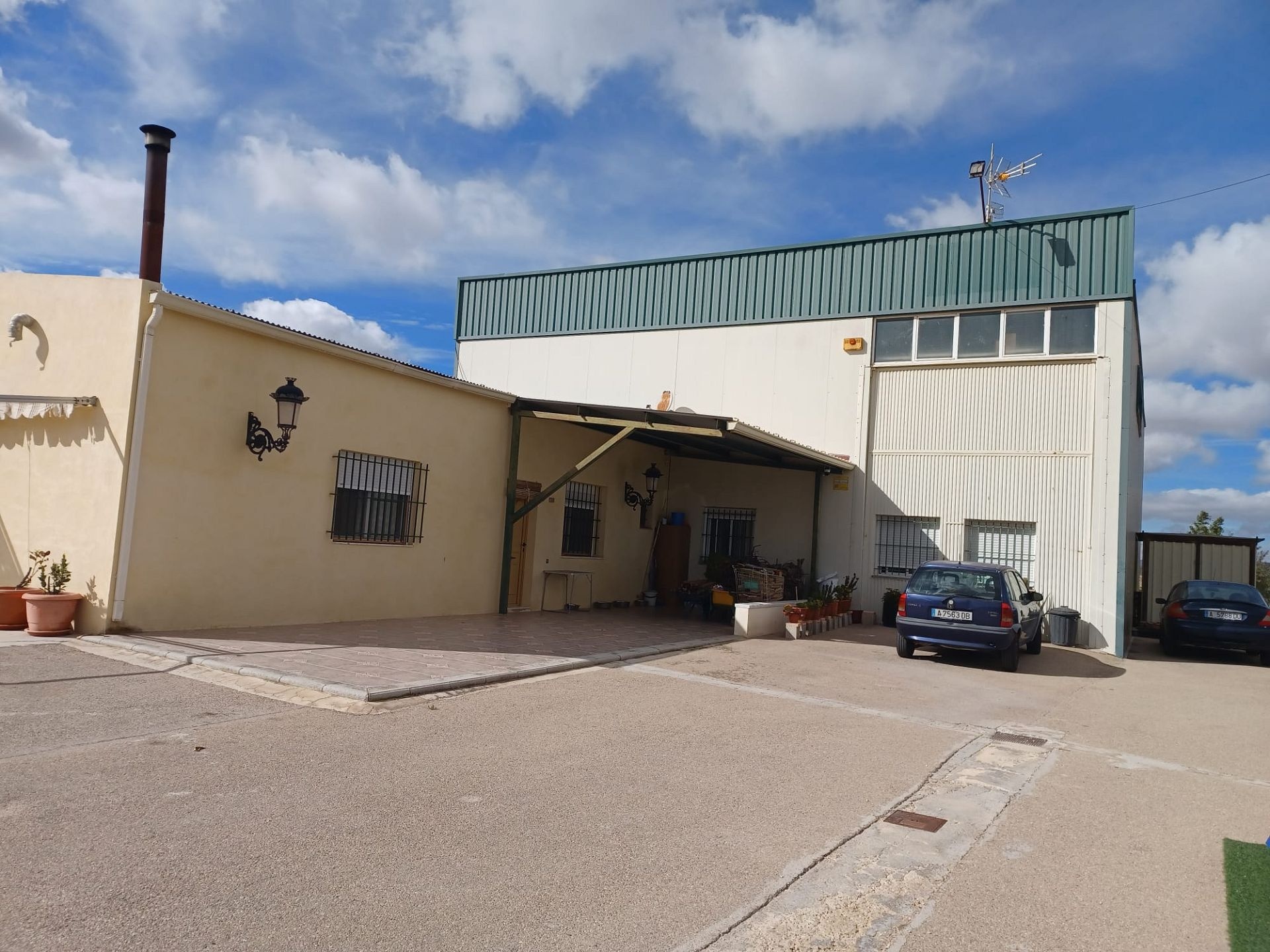 Resale - 4 Bedroom 2 Bathroom Country house in Monóvar -  - Alicante