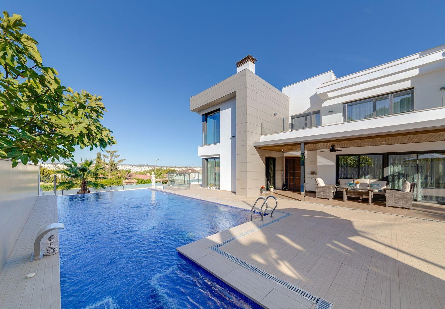 3 Bedroom 4 Bathroom  in Torrevieja