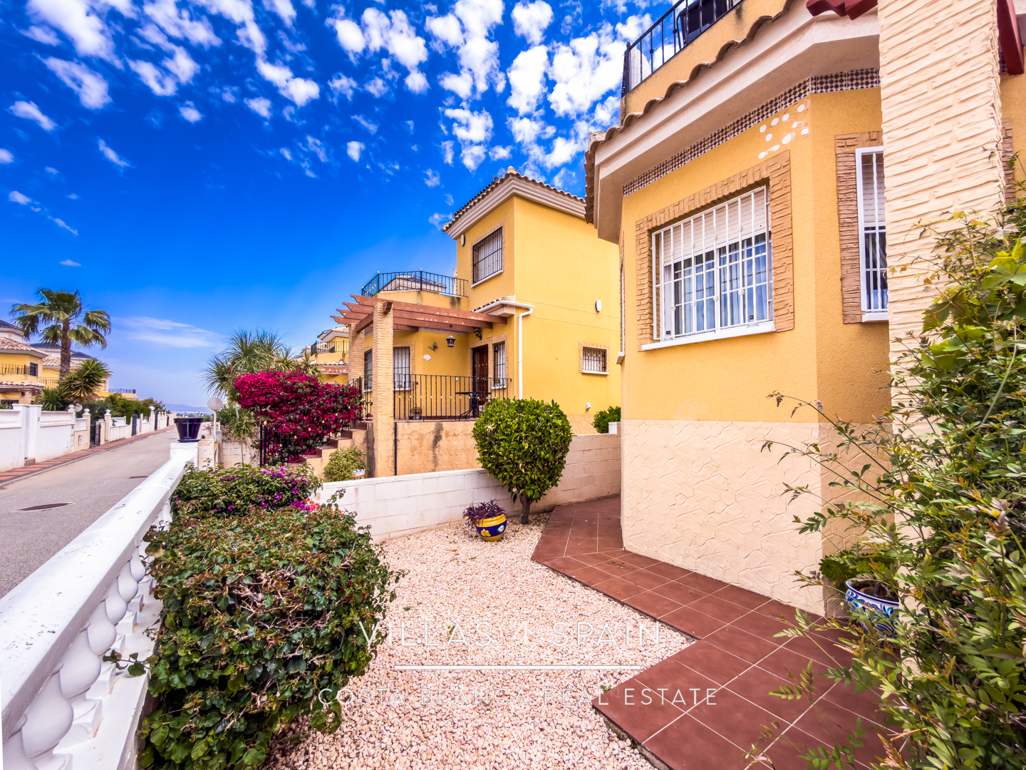 Resale - 3 Bed 2 Bath Villa With Private parking and community pool in Lo Crispin, Algorfa - av. de las naciones - Alicante