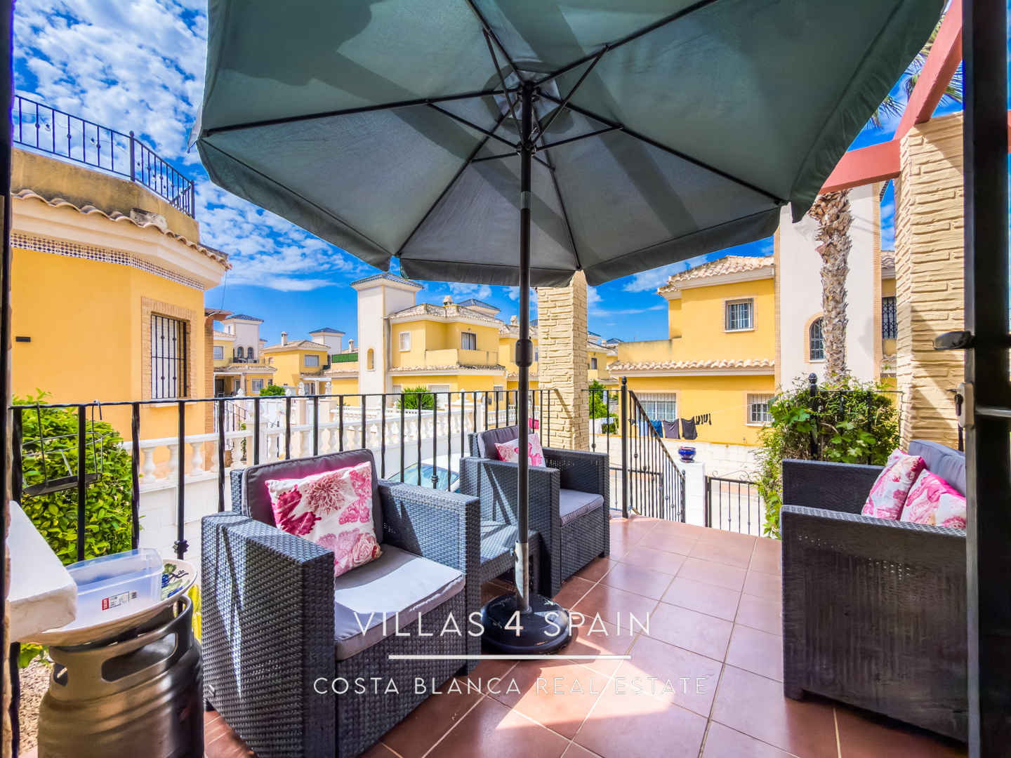 Resale - 3 Bed 2 Bath Villa With Private parking and community pool in Lo Crispin, Algorfa - av. de las naciones - Alicante