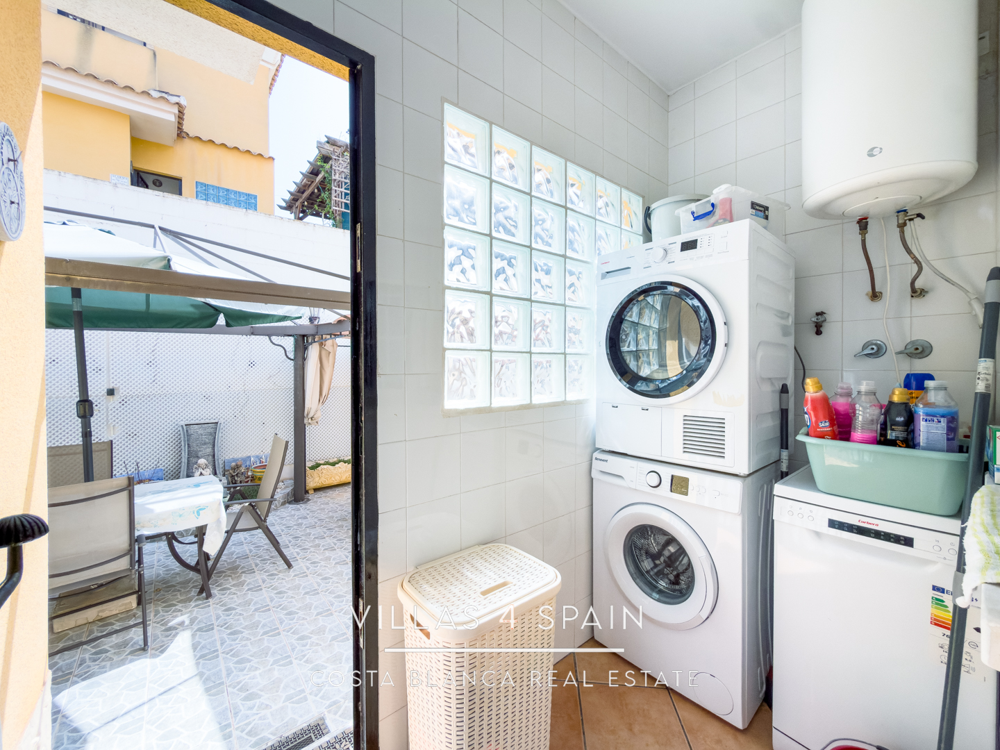 Resale - 3 Bed 2 Bath Villa With Private parking and community pool in Lo Crispin, Algorfa - av. de las naciones - Alicante