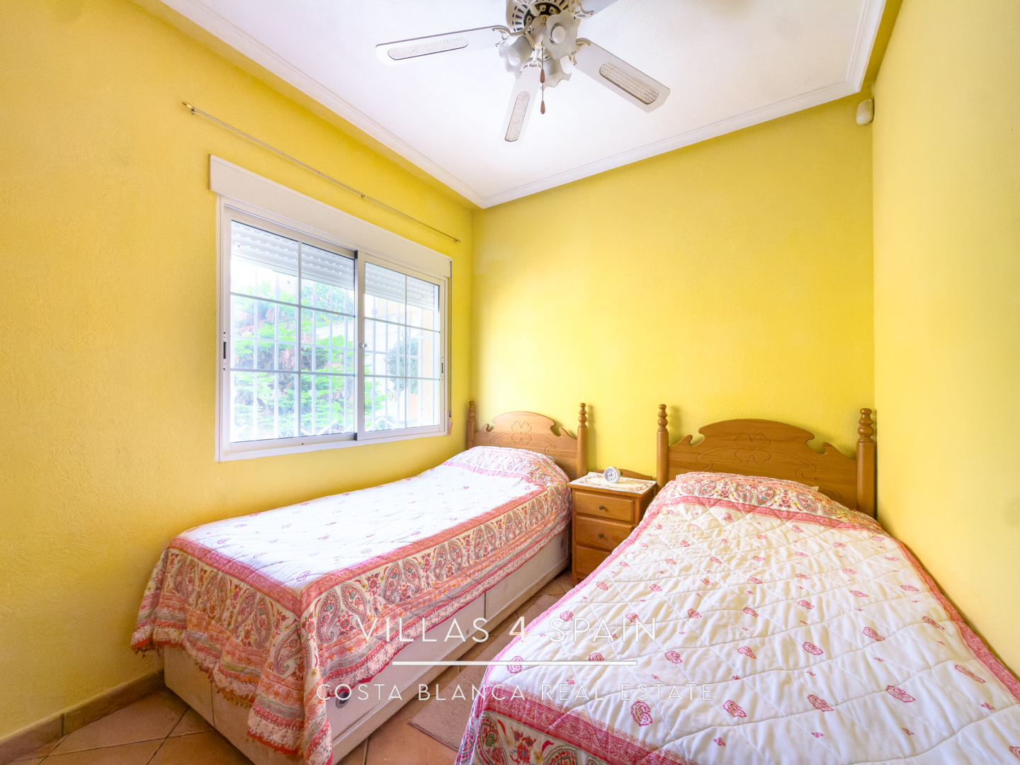 Resale - 3 Bed 2 Bath Villa With Private parking and community pool in Lo Crispin, Algorfa - av. de las naciones - Alicante