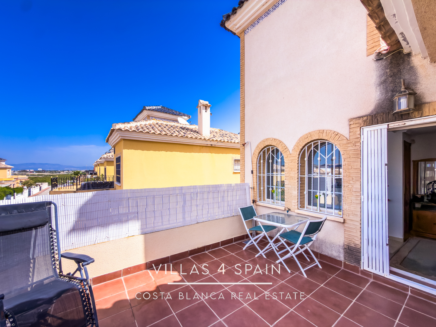 Resale - 3 Bed 2 Bath Villa With Private parking and community pool in Lo Crispin, Algorfa - av. de las naciones - Alicante