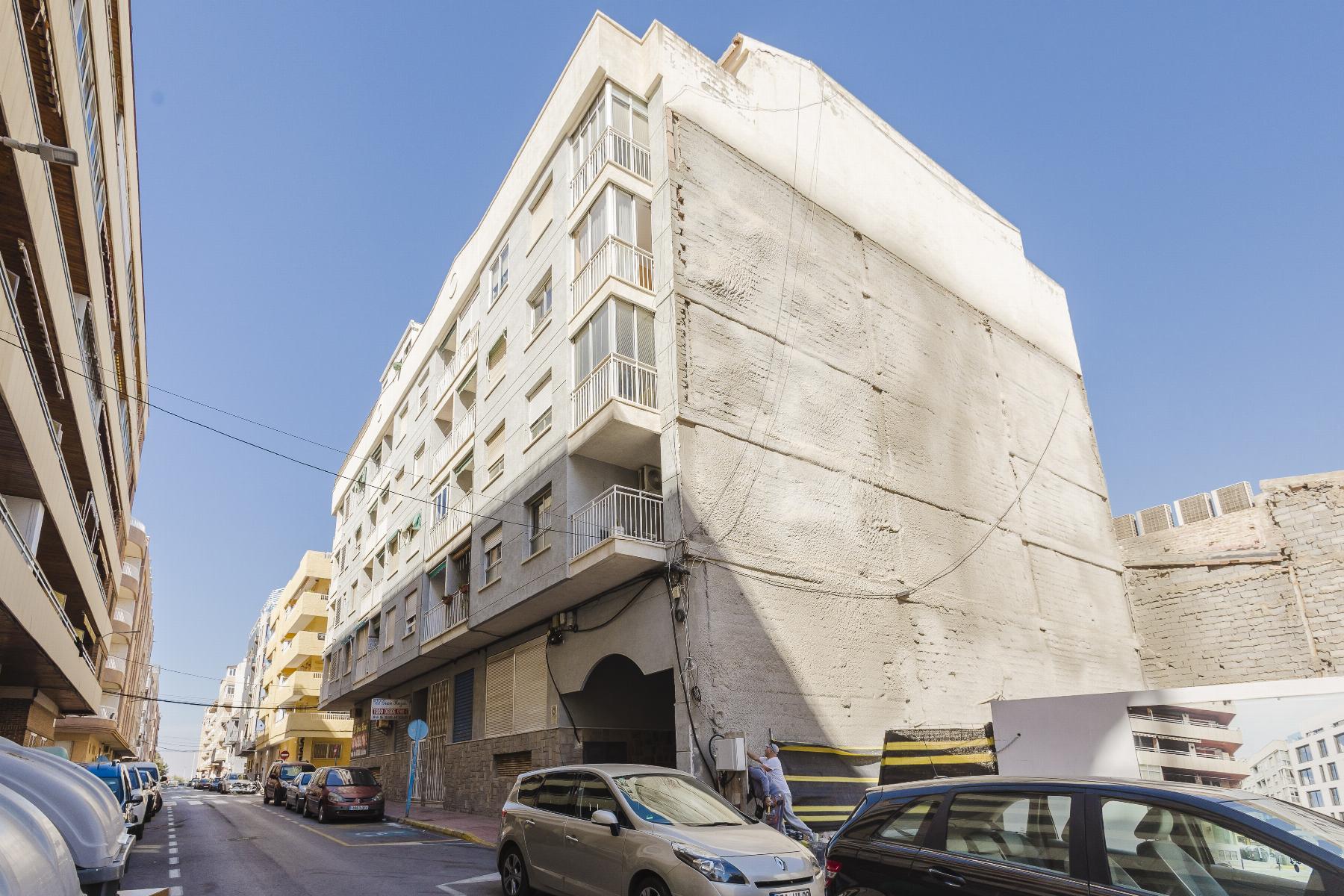Resale - 3 Bedroom 2 Bathroom  in Torrevieja - Playa del Acequión - Alicante