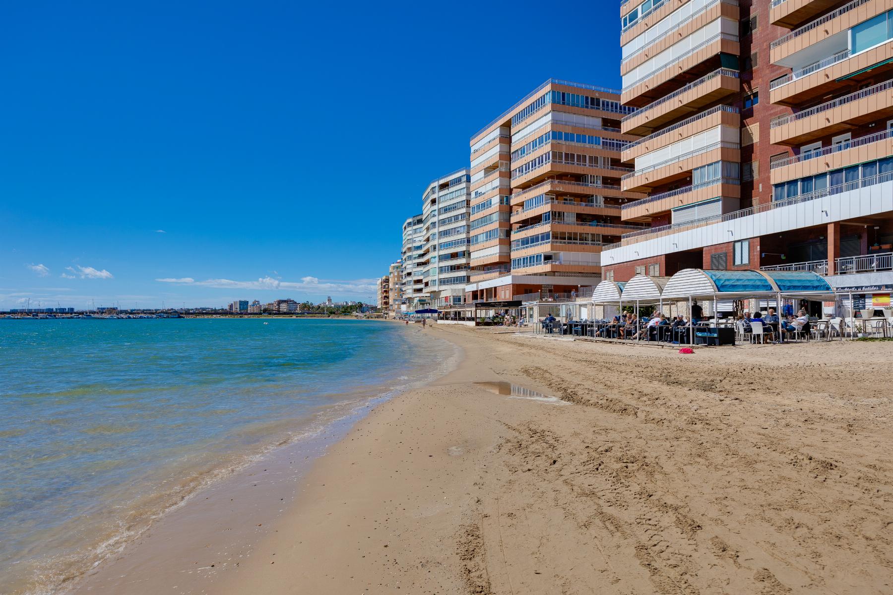 Resale - 3 Bedroom 2 Bathroom  in Torrevieja - Playa del Acequión - Alicante