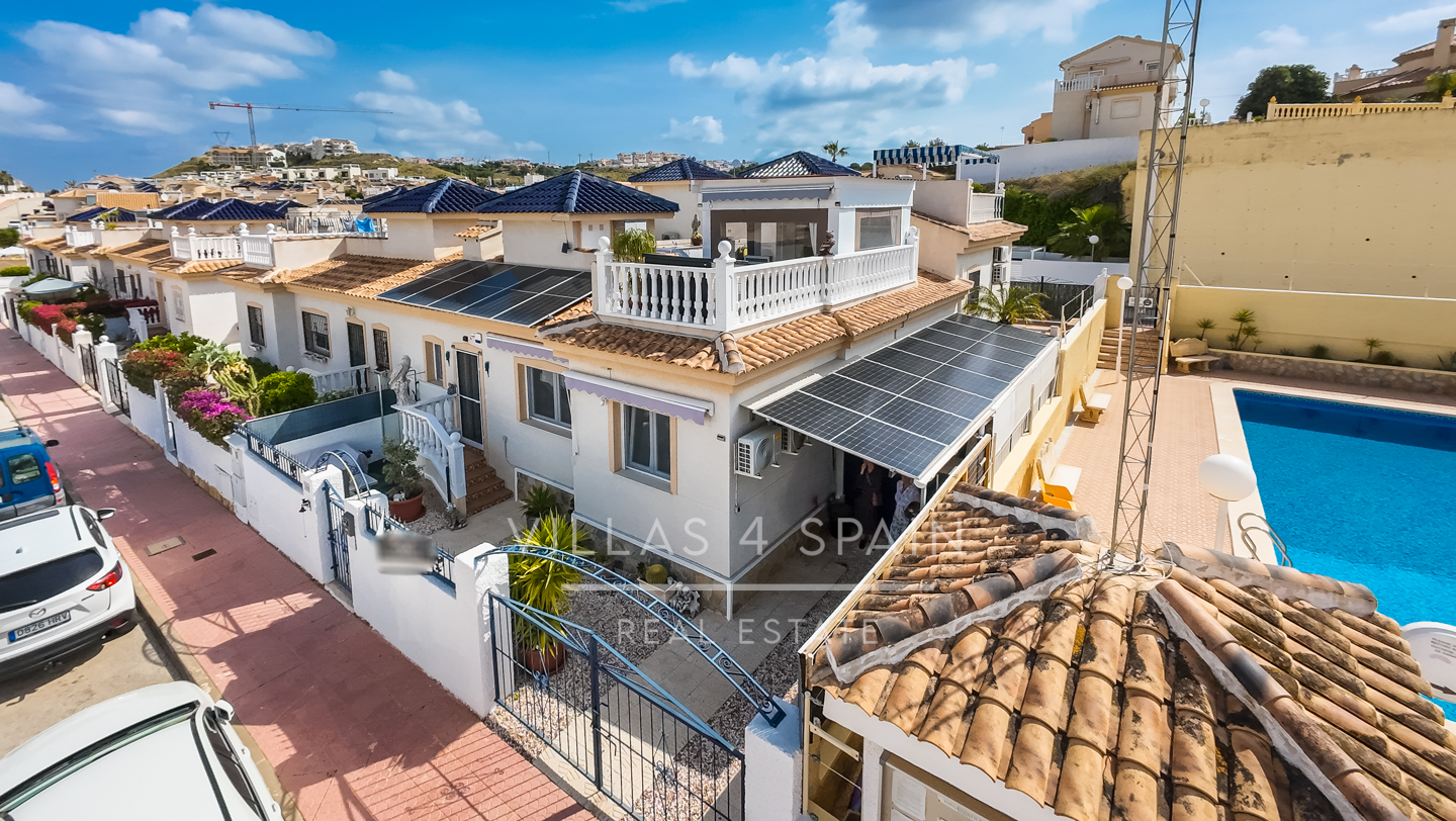 Resale - 3 Bed 2 Bath townhouse with roof terrace and community pool in Benijofar - Ciudad Quesada  - calle rio miño - Alicante
