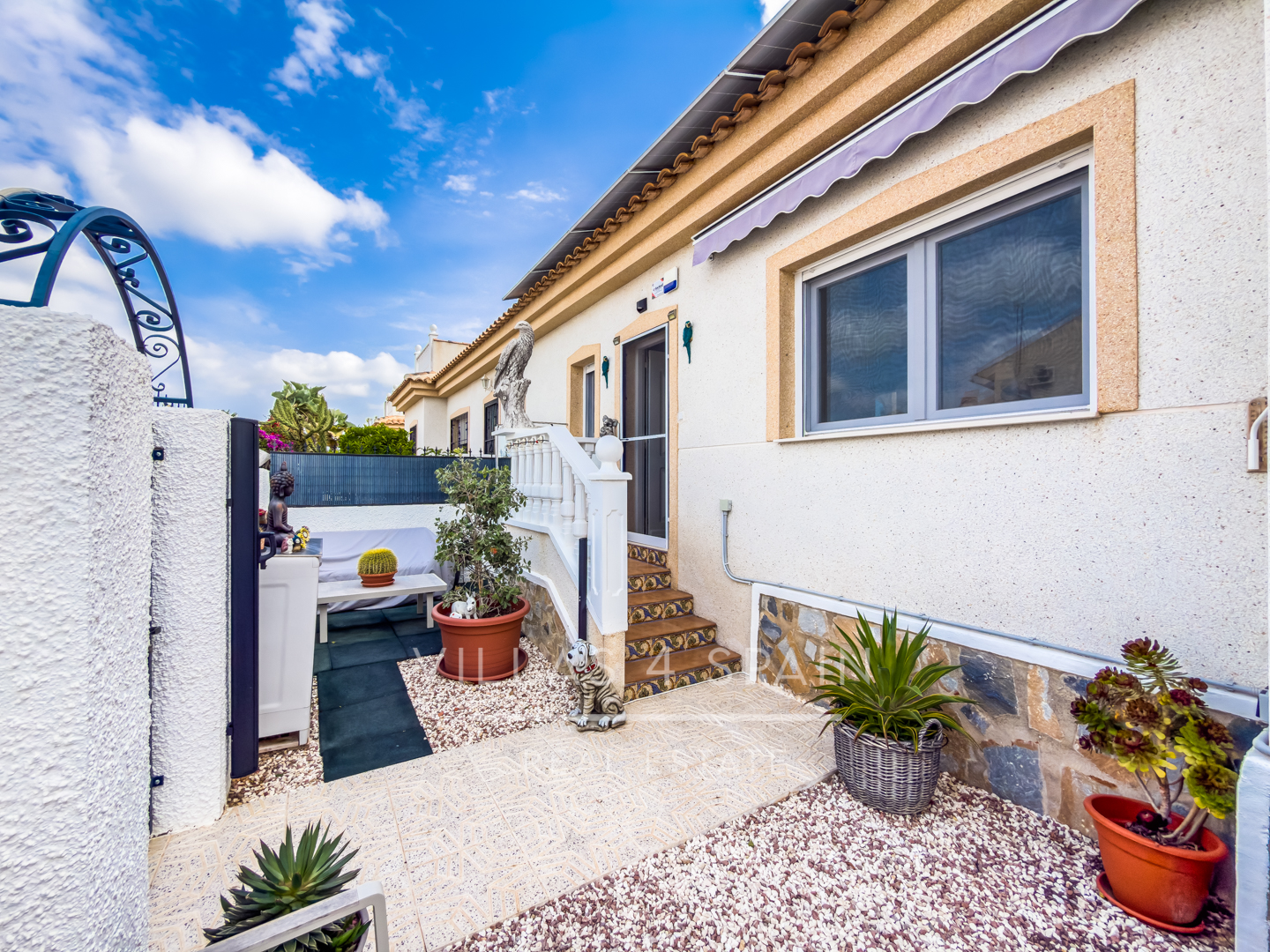 Resale - 3 Bed 2 Bath townhouse with roof terrace and community pool in Benijofar - Ciudad Quesada  - calle rio miño - Alicante