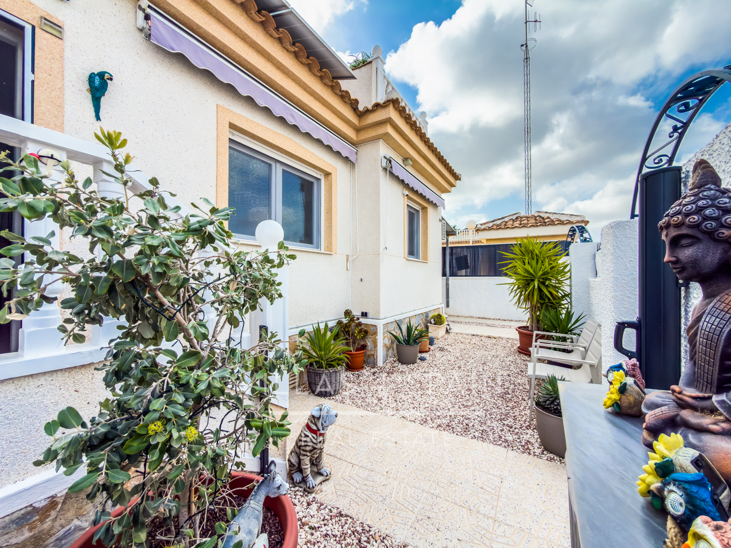 Resale - 3 Bed 2 Bath townhouse with roof terrace and community pool in Benijofar - Ciudad Quesada  - calle rio miño - Alicante