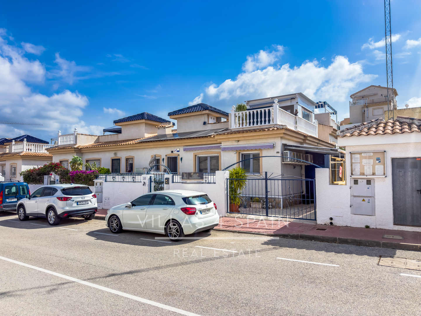 Resale - 3 Bed 2 Bath townhouse with roof terrace and community pool in Benijofar - Ciudad Quesada  - calle rio miño - Alicante