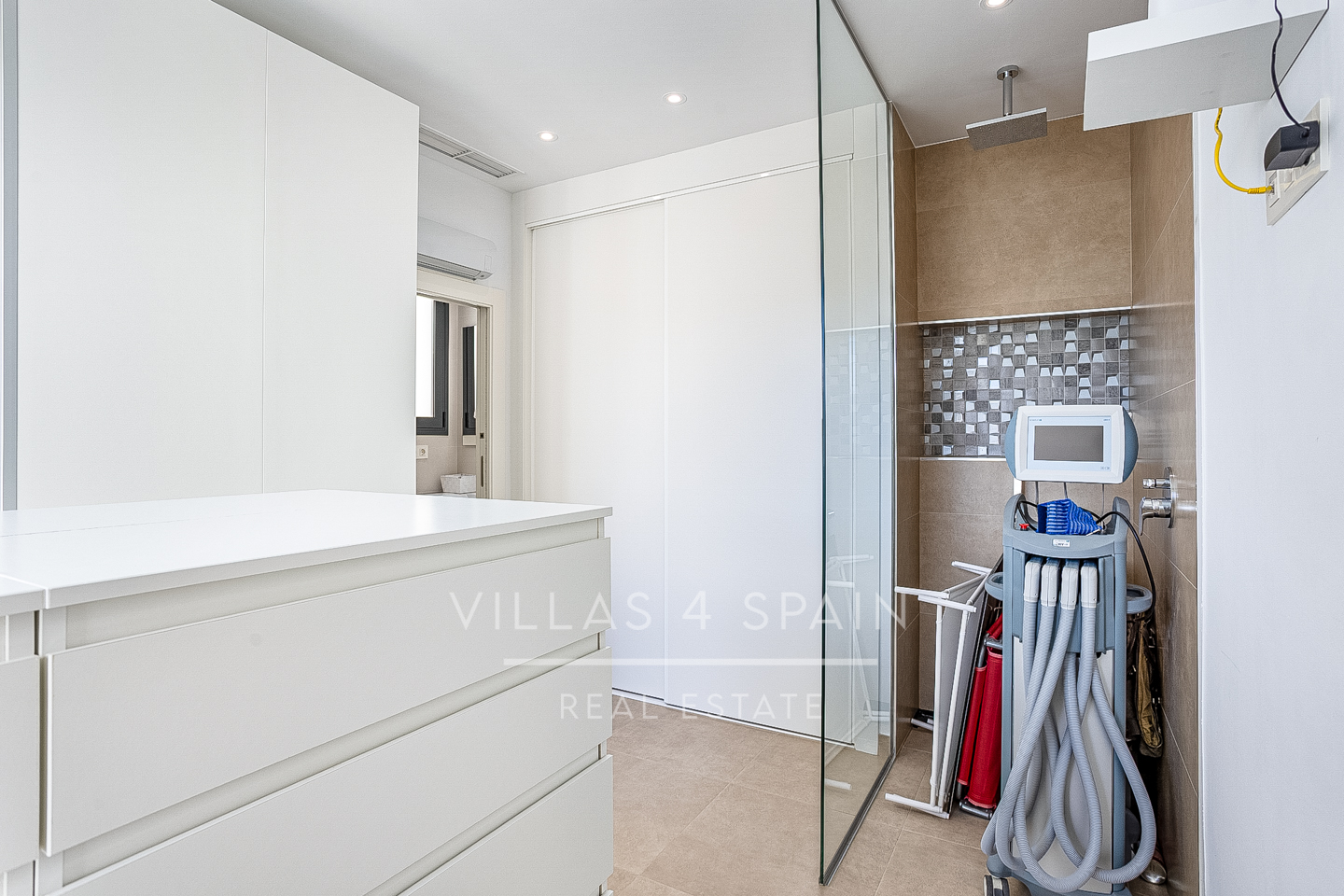 Resale - 3 bed 3 bath modern villa with private pool for sale in Benijofar, Alicante - calle felipe hernandez - Alicante