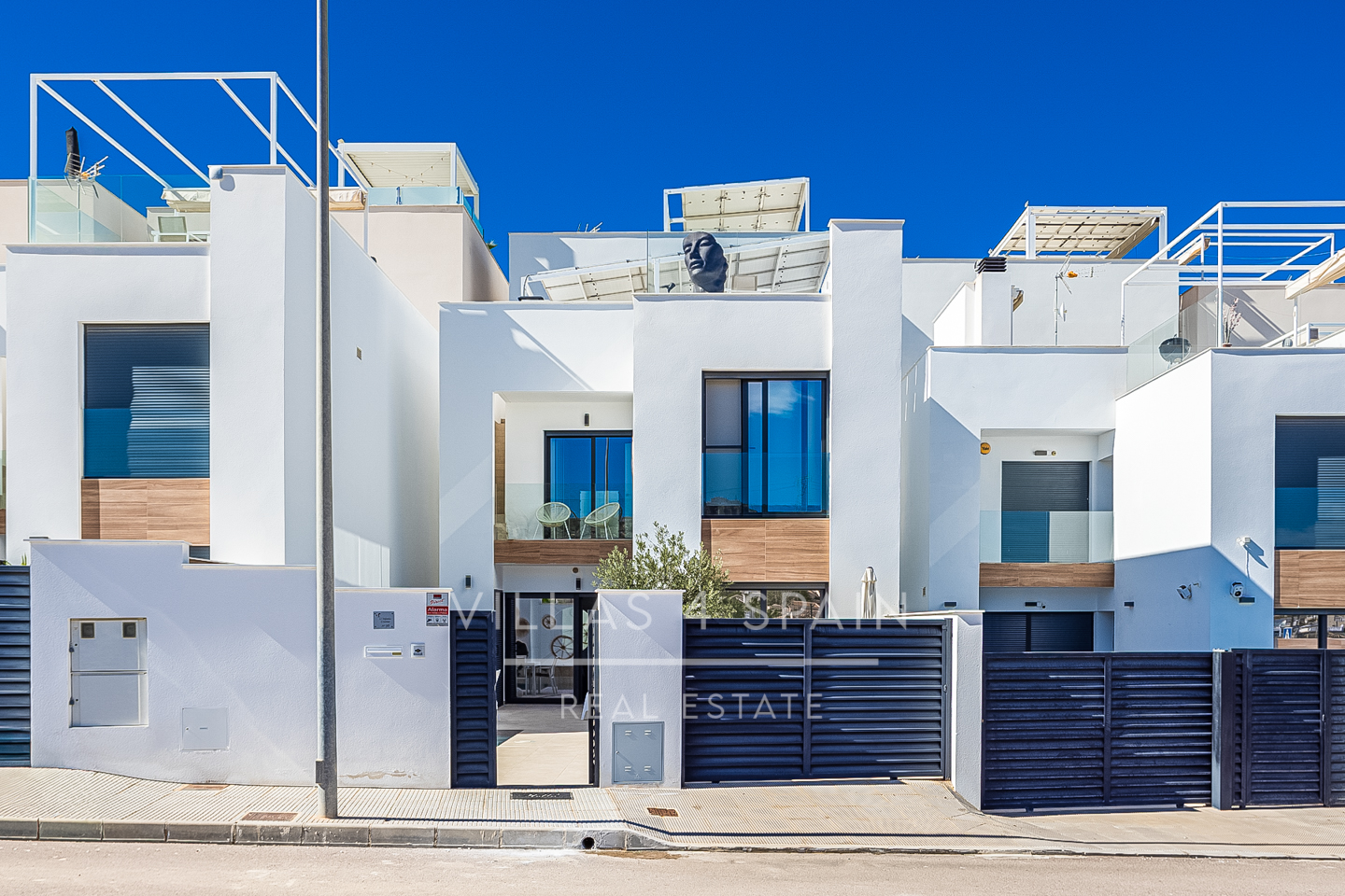 Resale - 3 bed 3 bath modern villa with private pool for sale in Benijofar, Alicante - calle felipe hernandez - Alicante