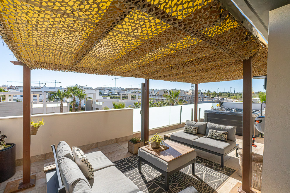 Resale - 4 bed 2 bath villa with private pool for sale in Benijofar - calle goya - Alicante