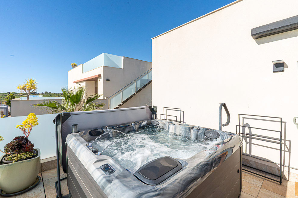 Resale - 4 bed 2 bath villa with private pool for sale in Benijofar - calle goya - Alicante