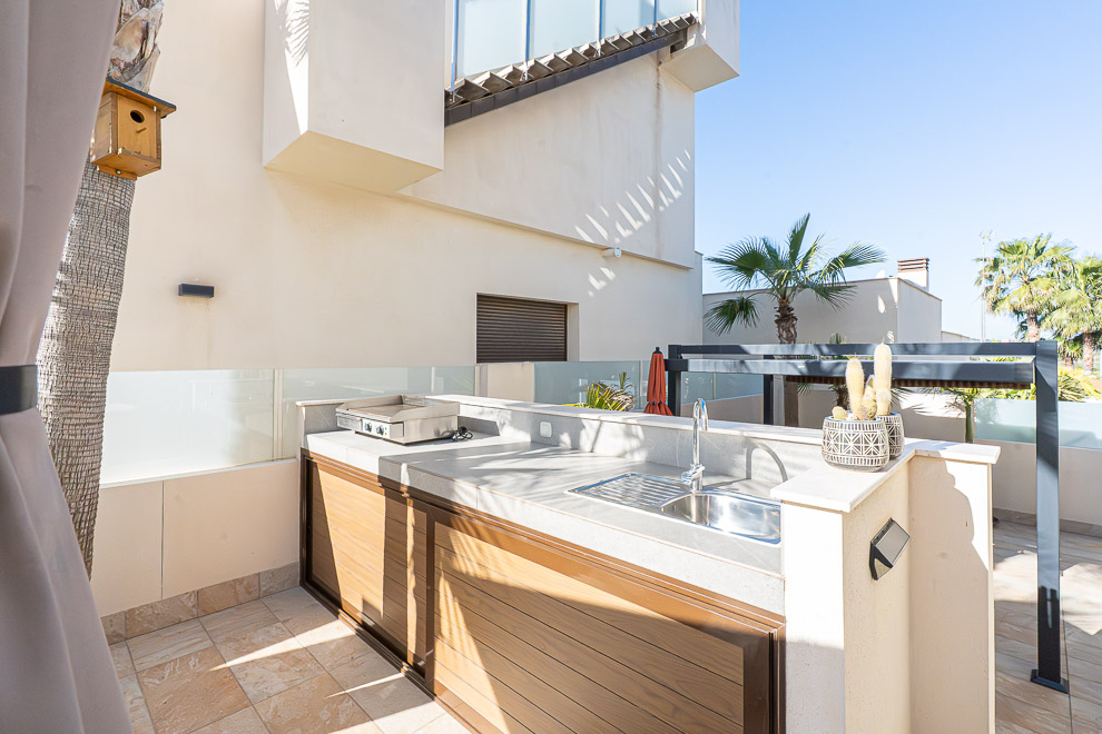 Resale - 4 bed 2 bath villa with private pool for sale in Benijofar - calle goya - Alicante