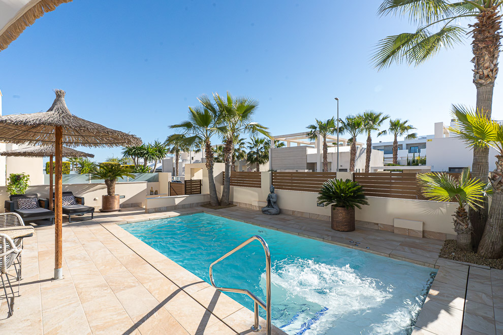 Resale - 4 bed 2 bath villa with private pool for sale in Benijofar - calle goya - Alicante