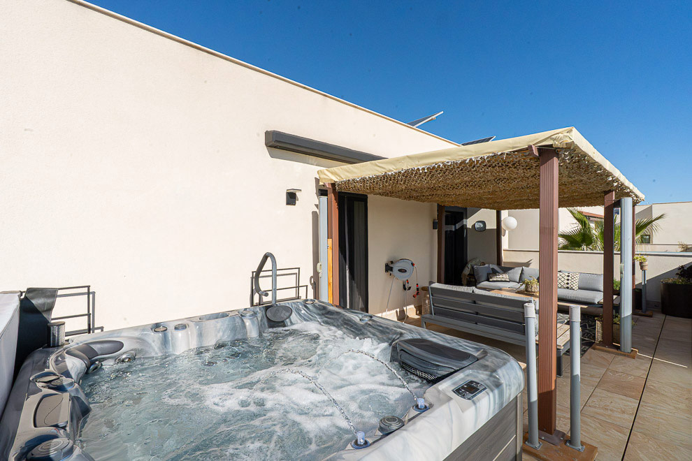 Resale - 4 bed 2 bath villa with private pool for sale in Benijofar - calle goya - Alicante