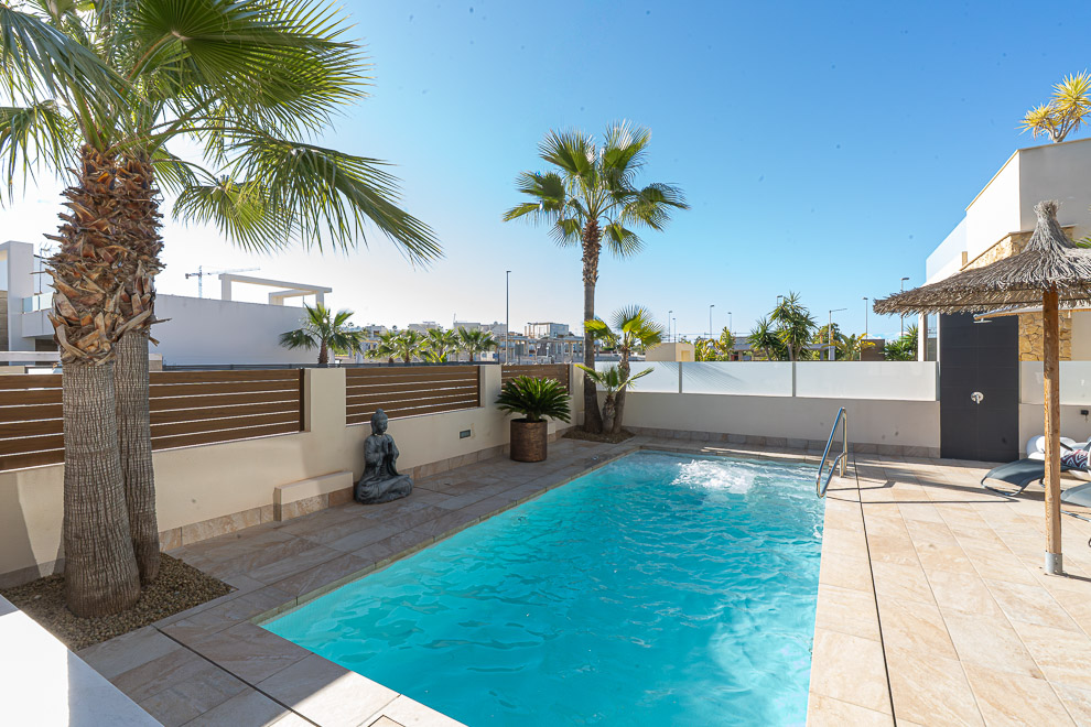 Resale - 4 bed 2 bath villa with private pool for sale in Benijofar - calle goya - Alicante