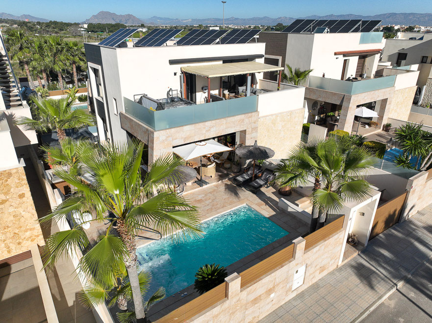 Resale - 4 bed 2 bath villa with private pool for sale in Benijofar - calle goya - Alicante