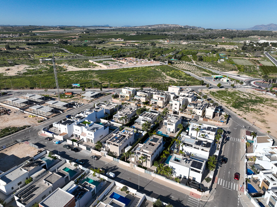 Resale - 4 bed 2 bath villa with private pool for sale in Benijofar - calle goya - Alicante