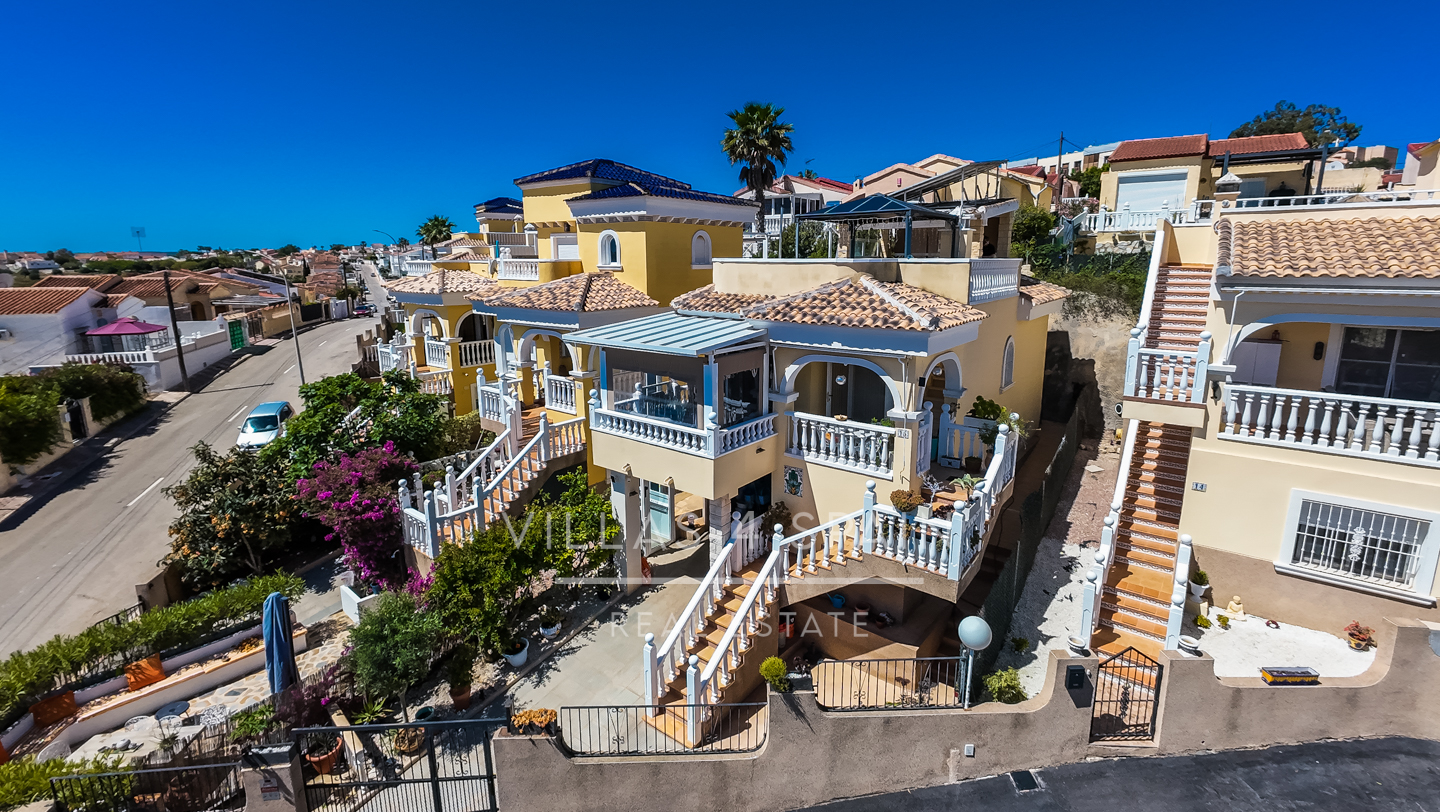 Resale - 3 Bed 2 Bath Villa with underbuild in La Marina Alicante - av. de londres - Alicante
