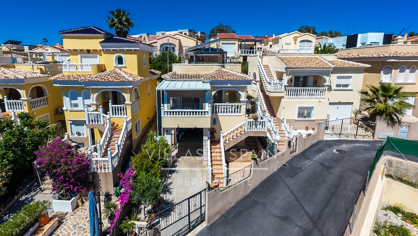 Resale - 3 Bed 2 Bath Villa with underbuild in La Marina Alicante - av. de londres - Alicante