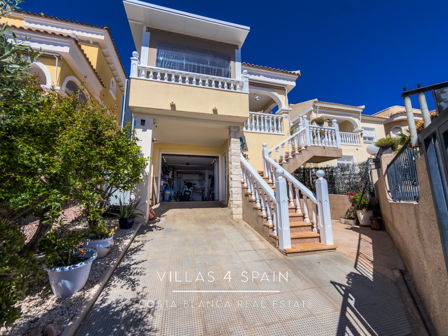 Resale - 3 Bed 2 Bath Villa with underbuild in La Marina Alicante - av. de londres - Alicante