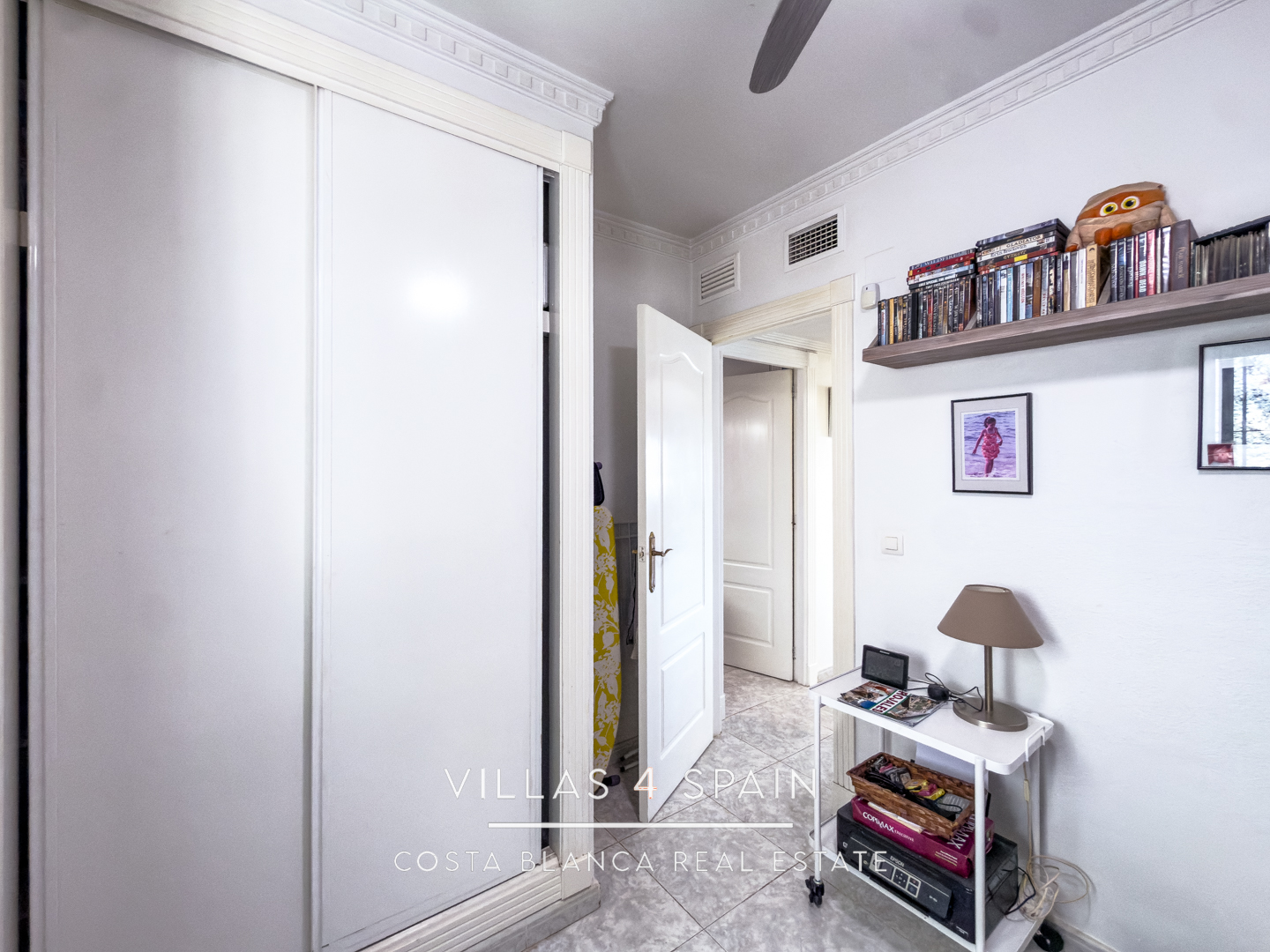 Resale - 3 Bed 2 Bath Villa with underbuild in La Marina Alicante - av. de londres - Alicante