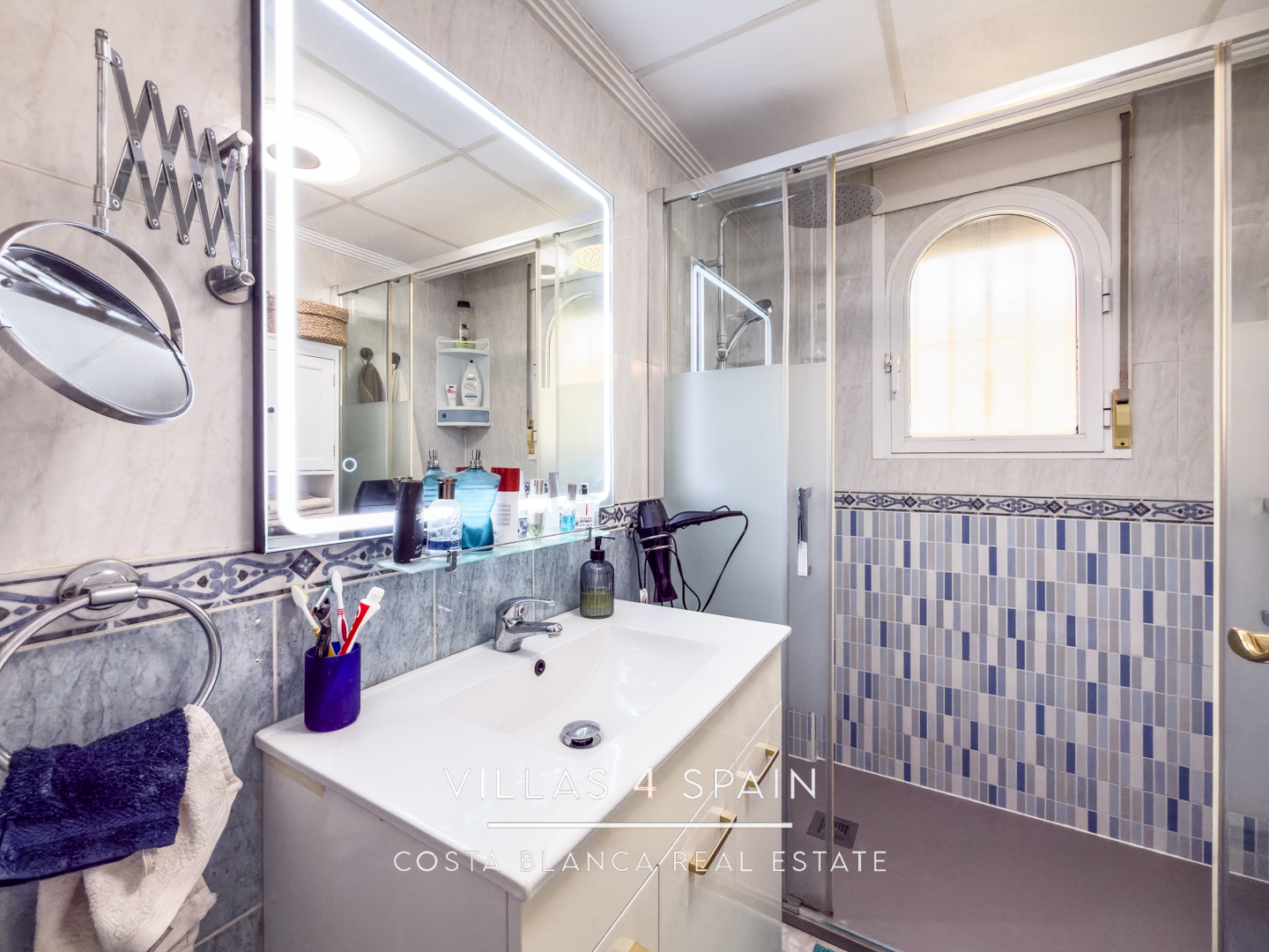 Resale - 3 Bed 2 Bath Villa with underbuild in La Marina Alicante - av. de londres - Alicante