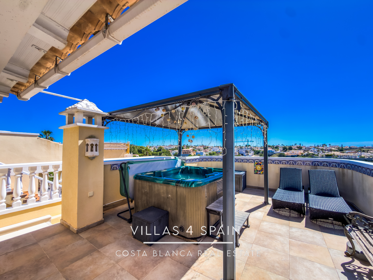 Resale - 3 Bed 2 Bath Villa with underbuild in La Marina Alicante - av. de londres - Alicante