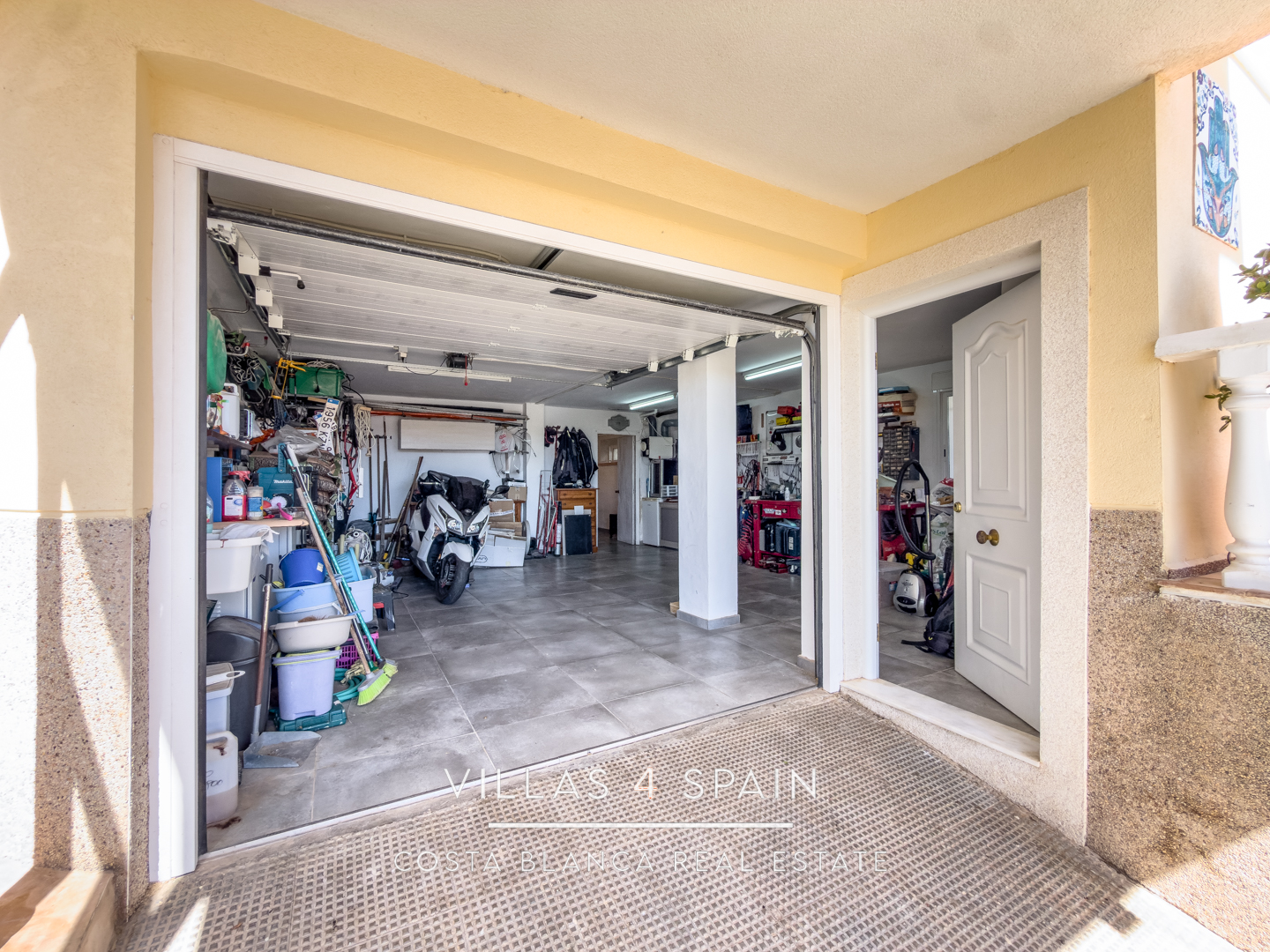 Resale - 3 Bed 2 Bath Villa with underbuild in La Marina Alicante - av. de londres - Alicante