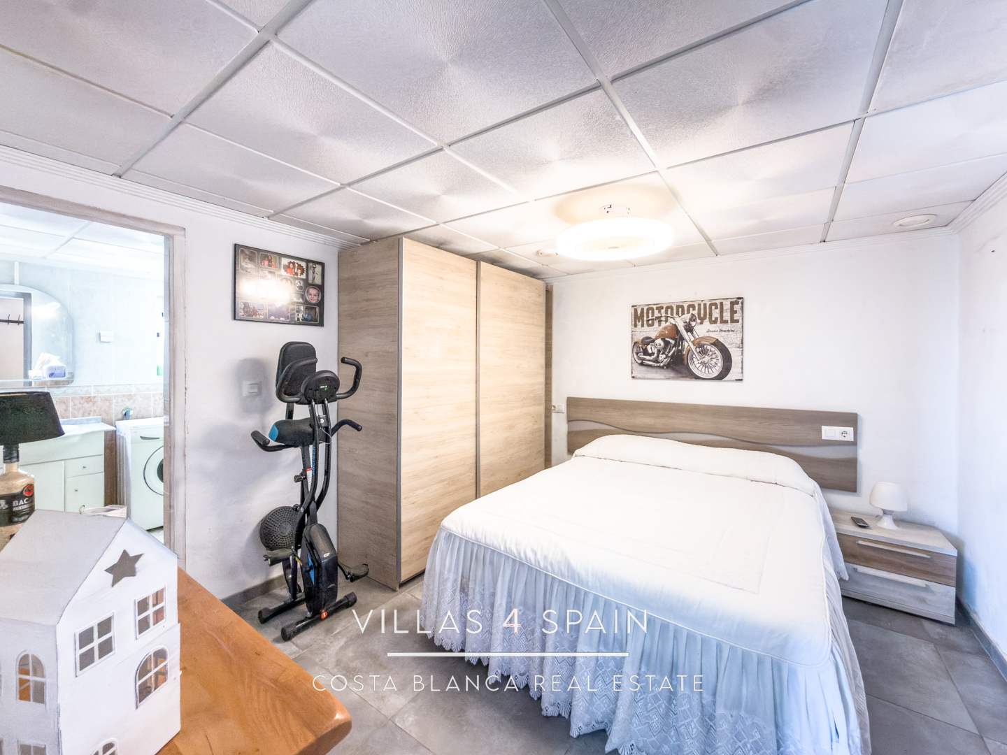 Resale - 3 Bed 2 Bath Villa with underbuild in La Marina Alicante - av. de londres - Alicante