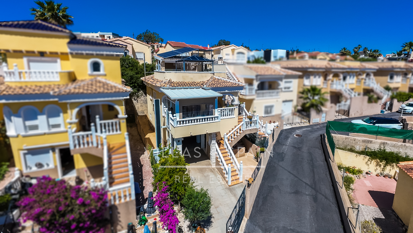 Resale - 3 Bed 2 Bath Villa with underbuild in La Marina Alicante - av. de londres - Alicante