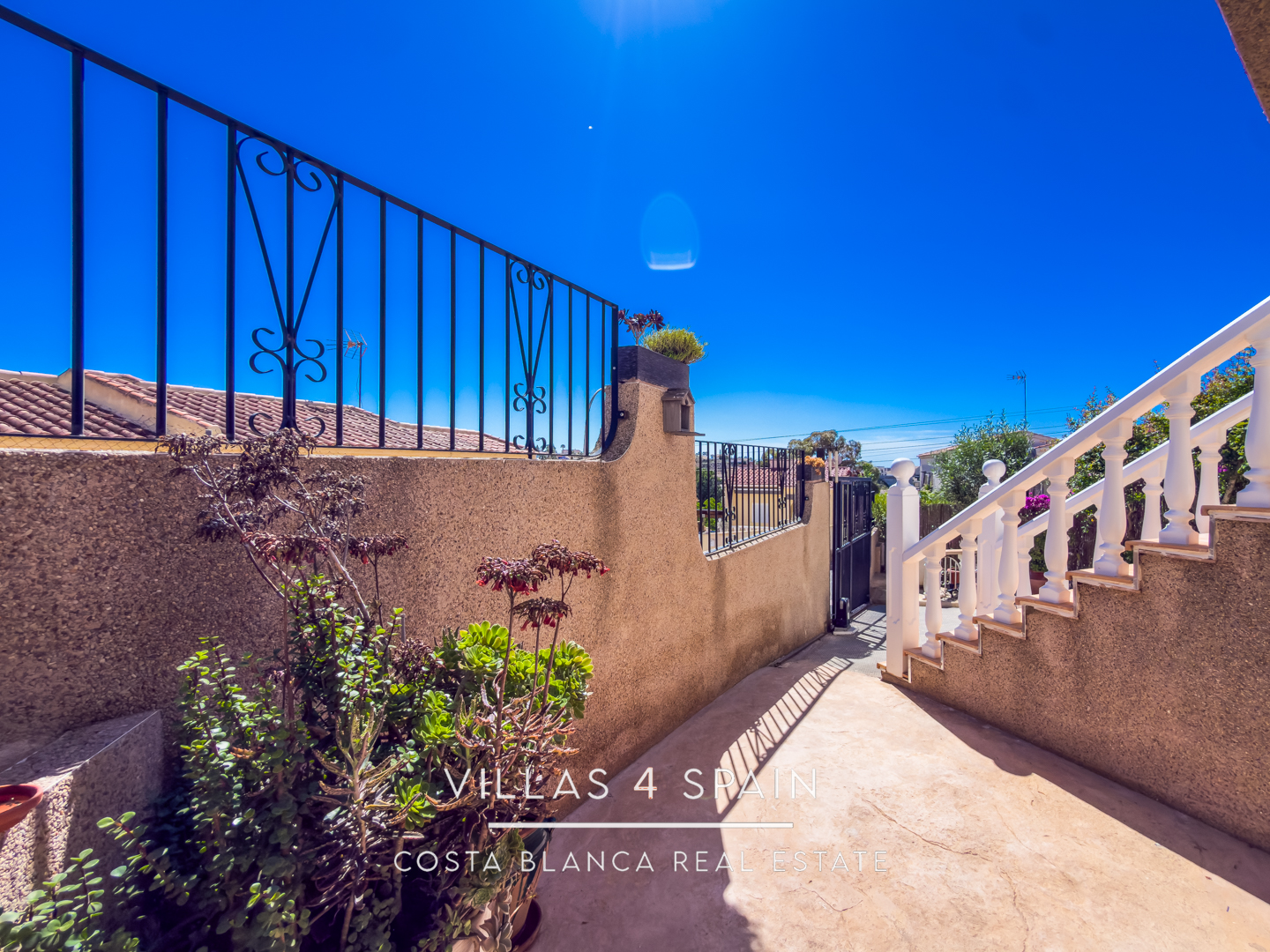 Resale - 3 Bed 2 Bath Villa with underbuild in La Marina Alicante - av. de londres - Alicante