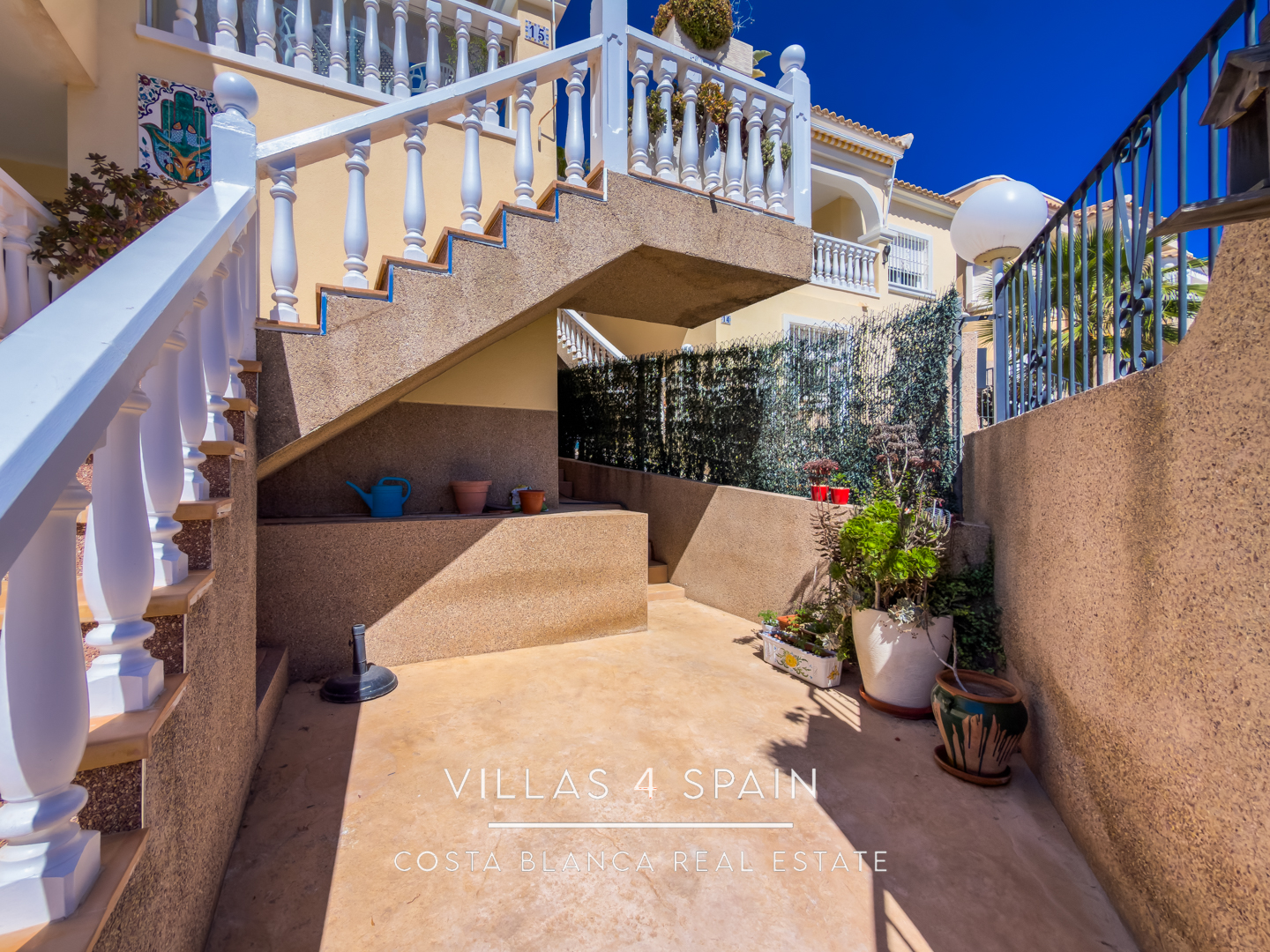 Resale - 3 Bed 2 Bath Villa with underbuild in La Marina Alicante - av. de londres - Alicante