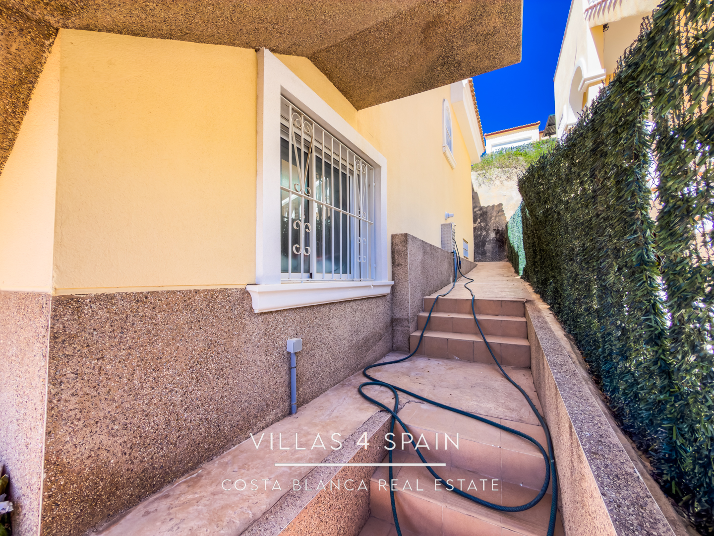 Resale - 3 Bed 2 Bath Villa with underbuild in La Marina Alicante - av. de londres - Alicante
