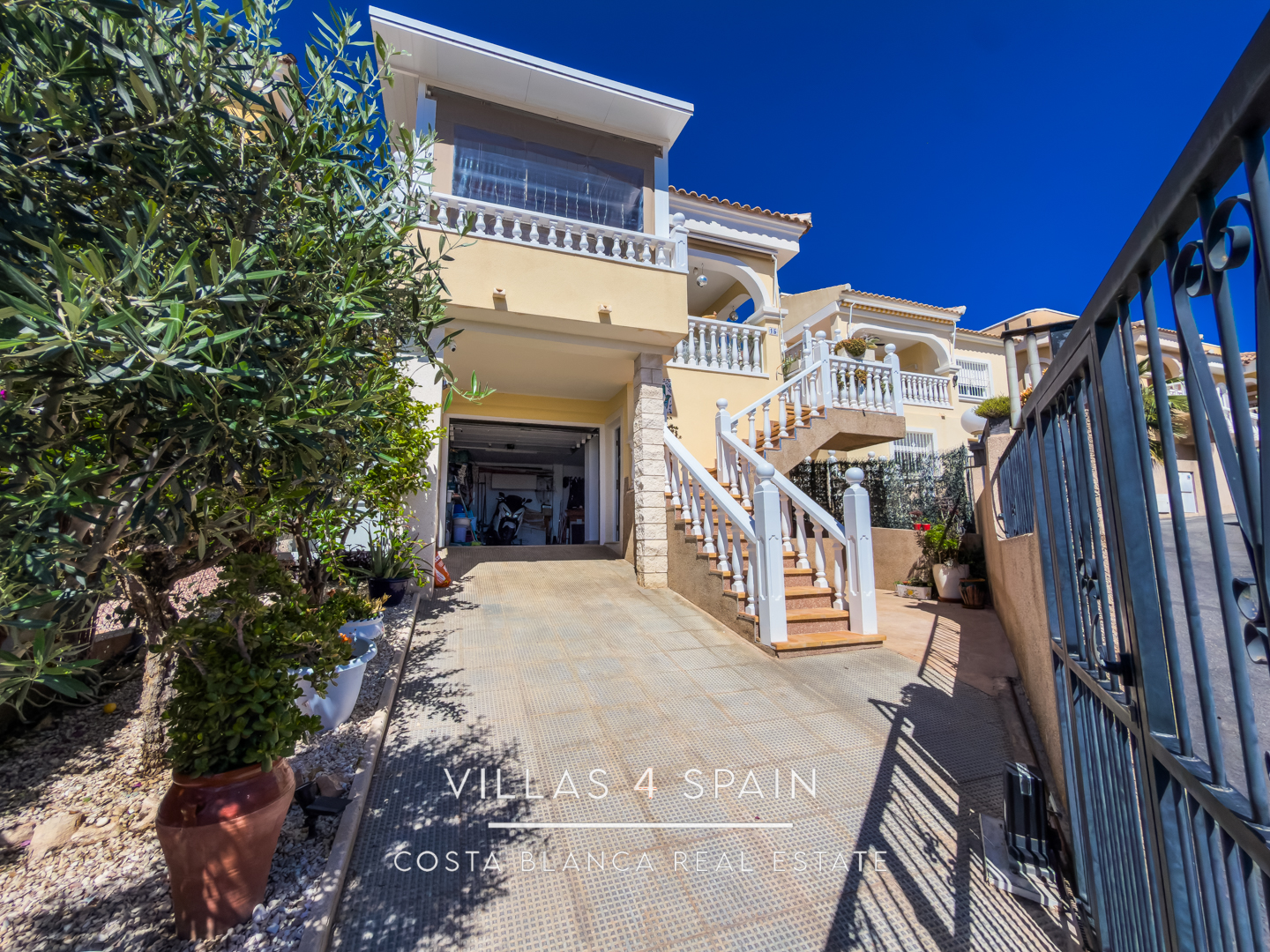 Resale - 3 Bed 2 Bath Villa with underbuild in La Marina Alicante - av. de londres - Alicante