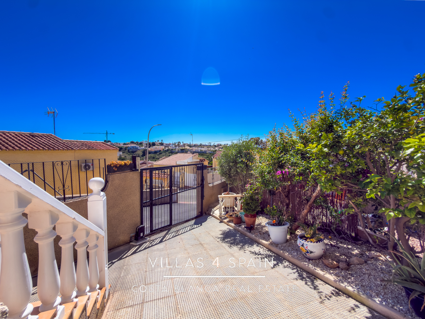 Resale - 3 Bed 2 Bath Villa with underbuild in La Marina Alicante - av. de londres - Alicante