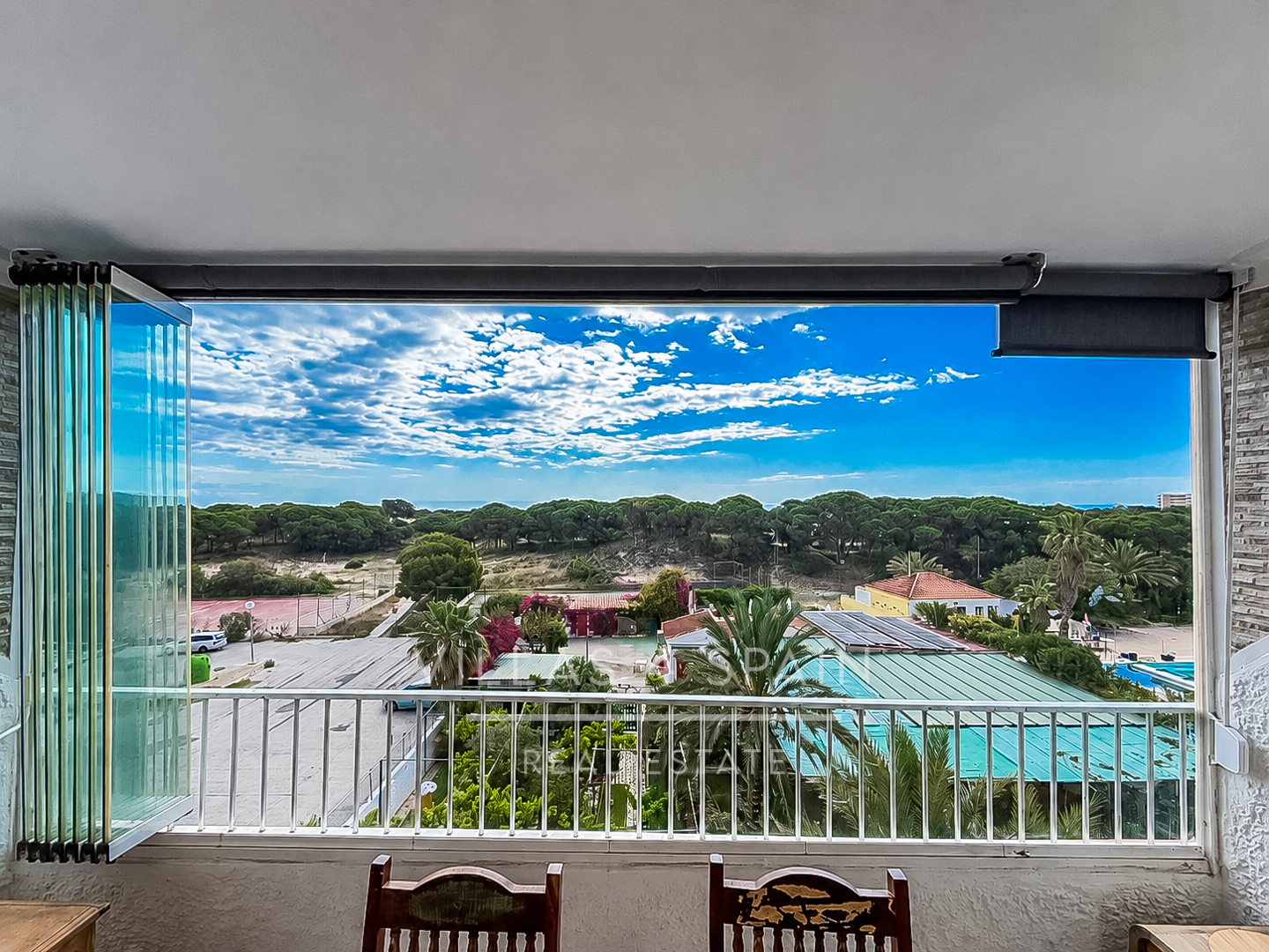 Resale - 2 Bed 1 Bath apartment with sea views and beach access directly in front - partida lomas del polo - Alicante