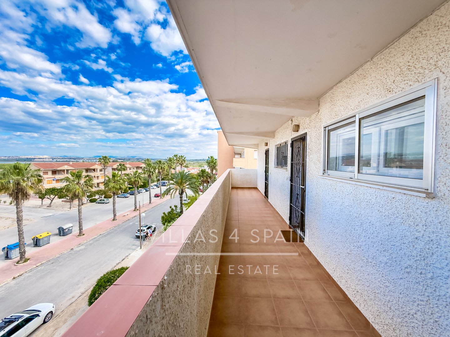 Resale - 2 Bed 1 Bath apartment with sea views and beach access directly in front - partida lomas del polo - Alicante