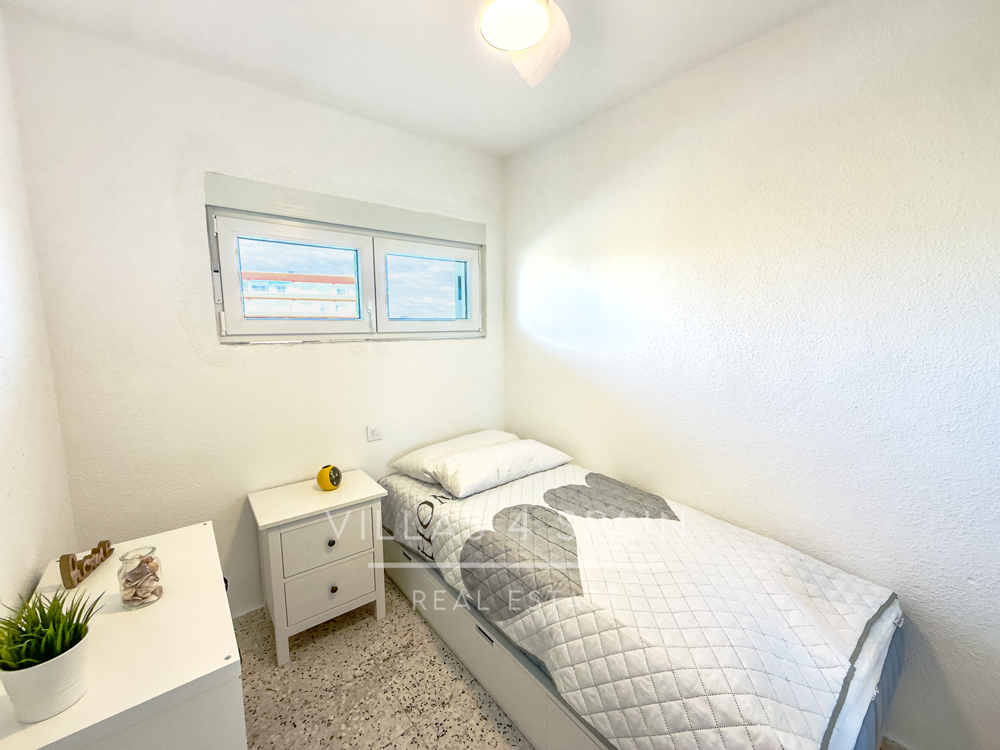 Resale - 2 Bed 1 Bath apartment with sea views and beach access directly in front - partida lomas del polo - Alicante