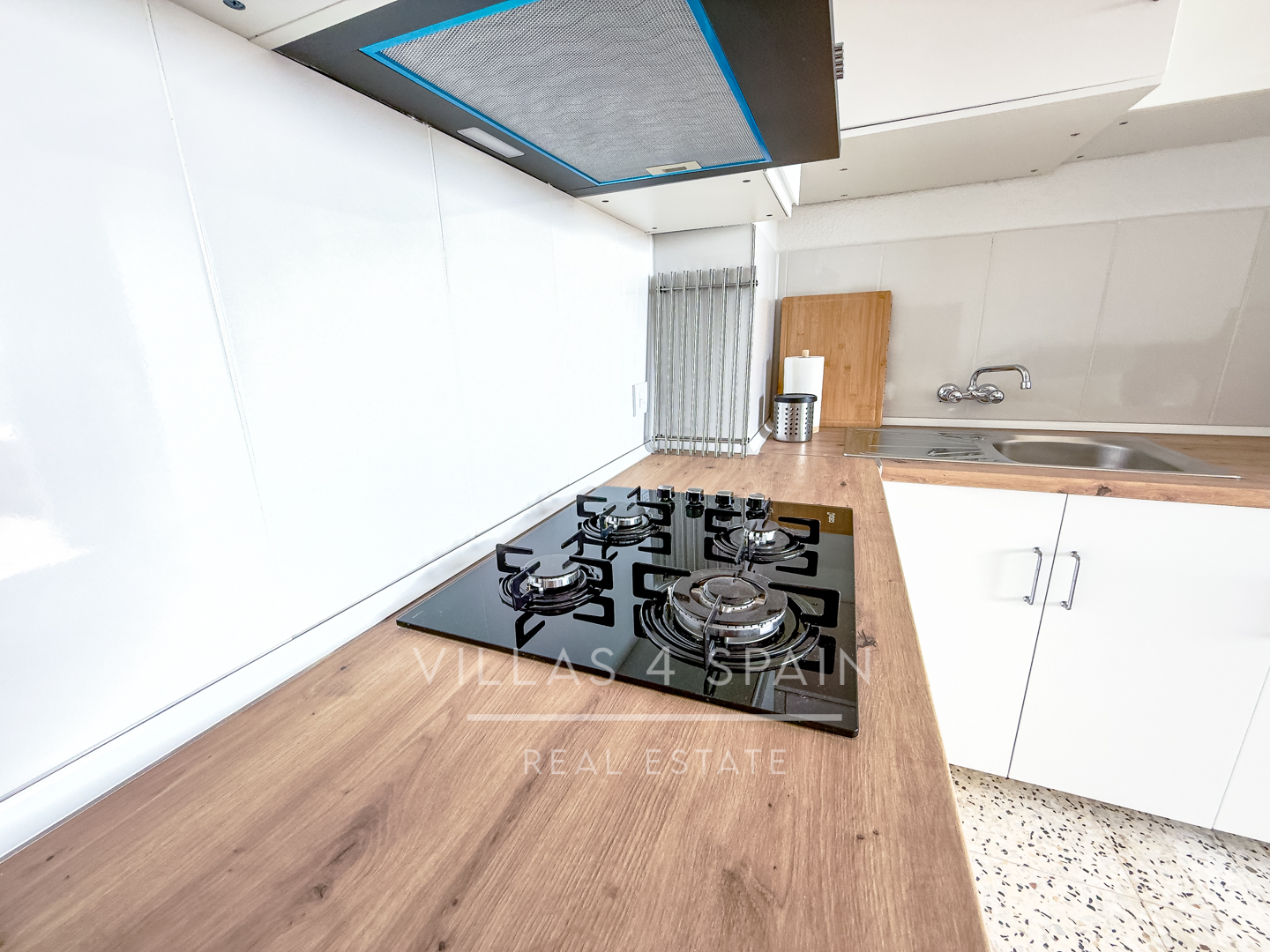 Resale - 2 Bed 1 Bath apartment with sea views and beach access directly in front - partida lomas del polo - Alicante