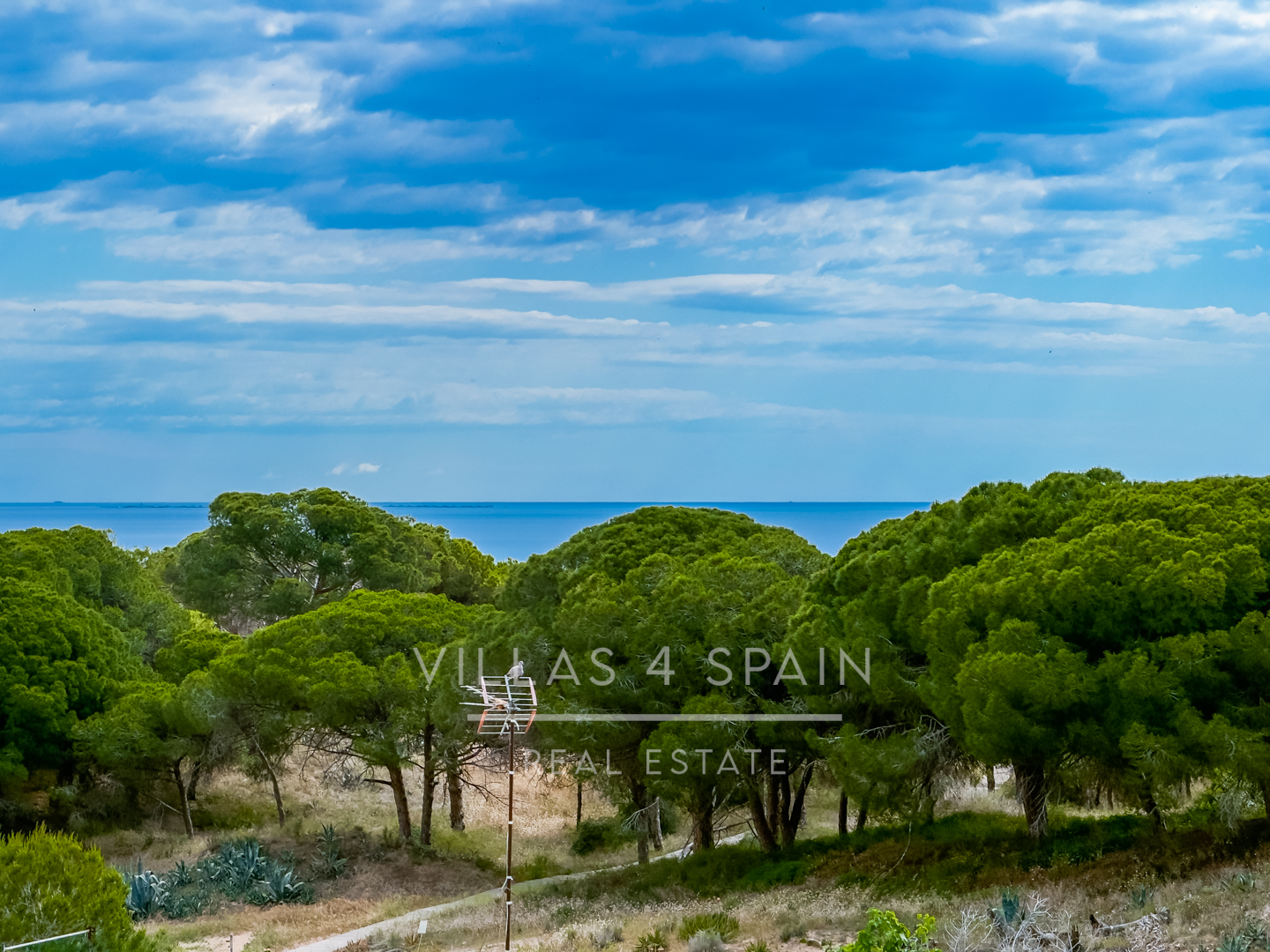 Resale - 2 Bed 1 Bath apartment with sea views and beach access directly in front - partida lomas del polo - Alicante