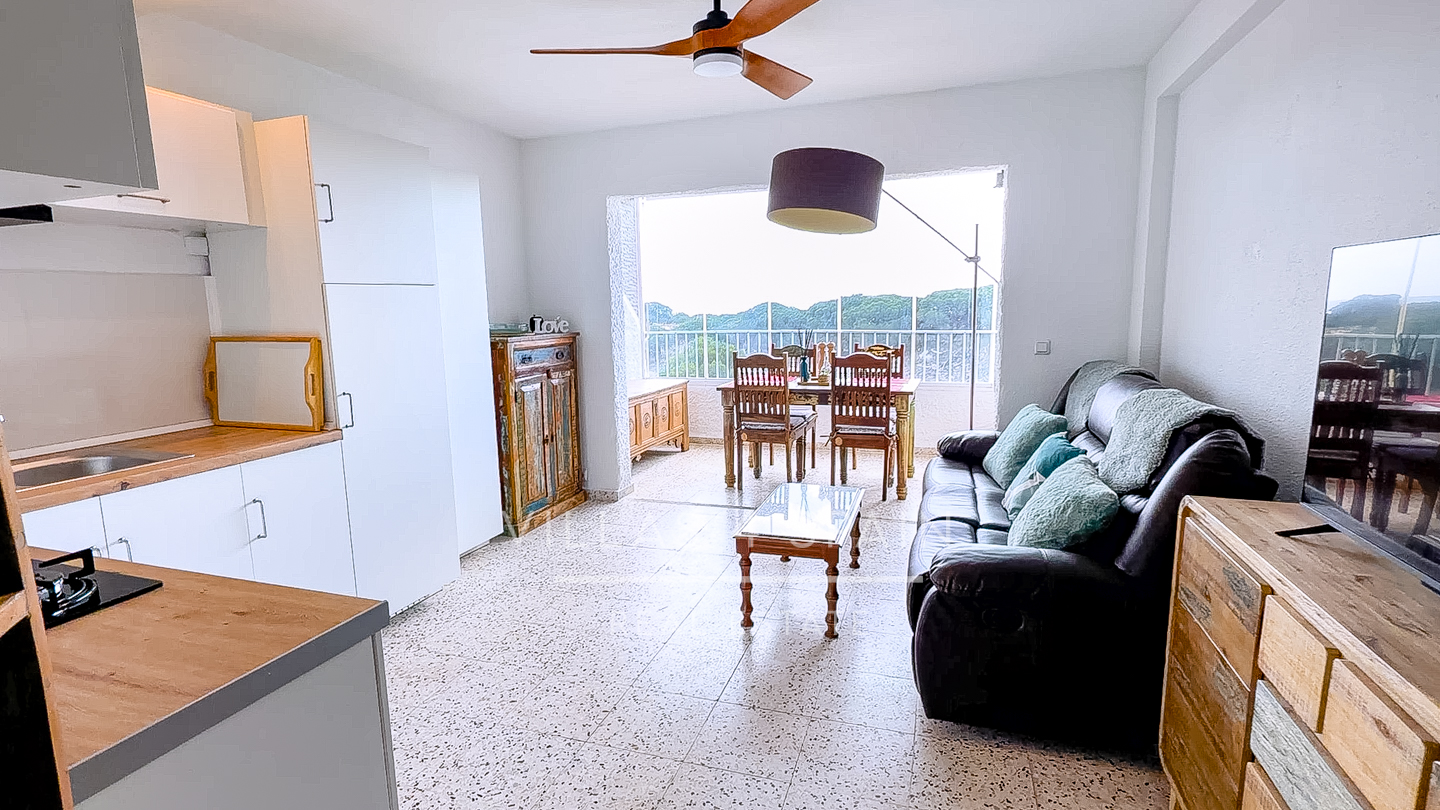 Resale - 2 Bed 1 Bath apartment with sea views and beach access directly in front - partida lomas del polo - Alicante