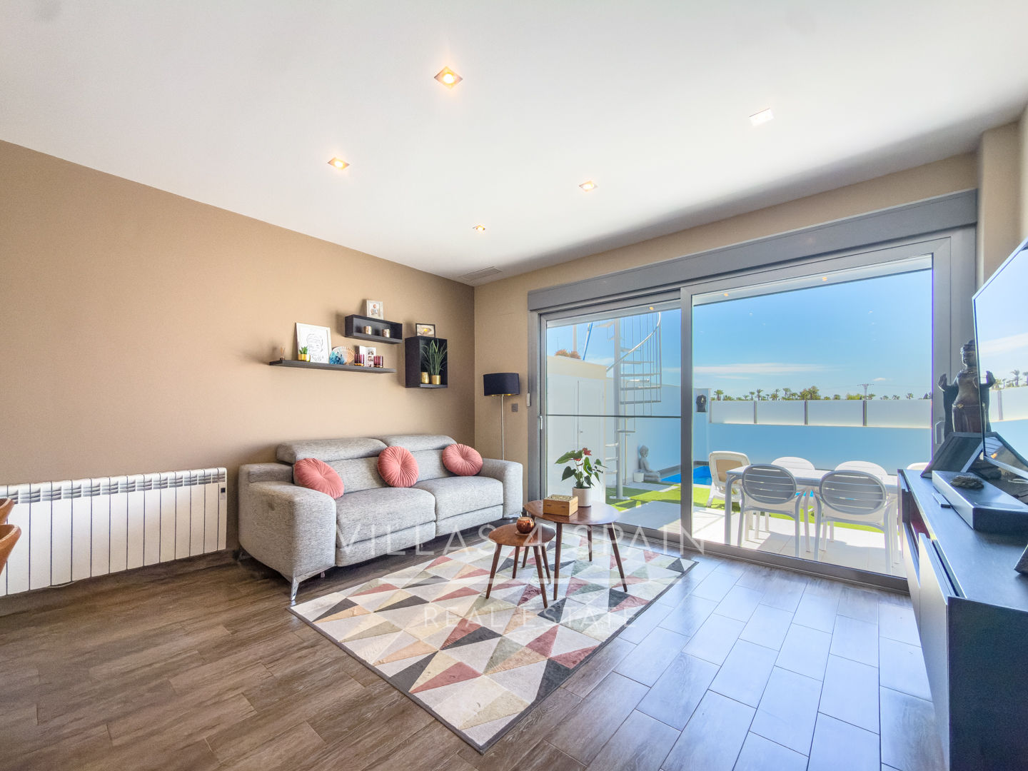 Resale -  3 Bed 3 Bath Villa with a private pool in Daya Vieja Alicante - av. principes de asturias - Alicante