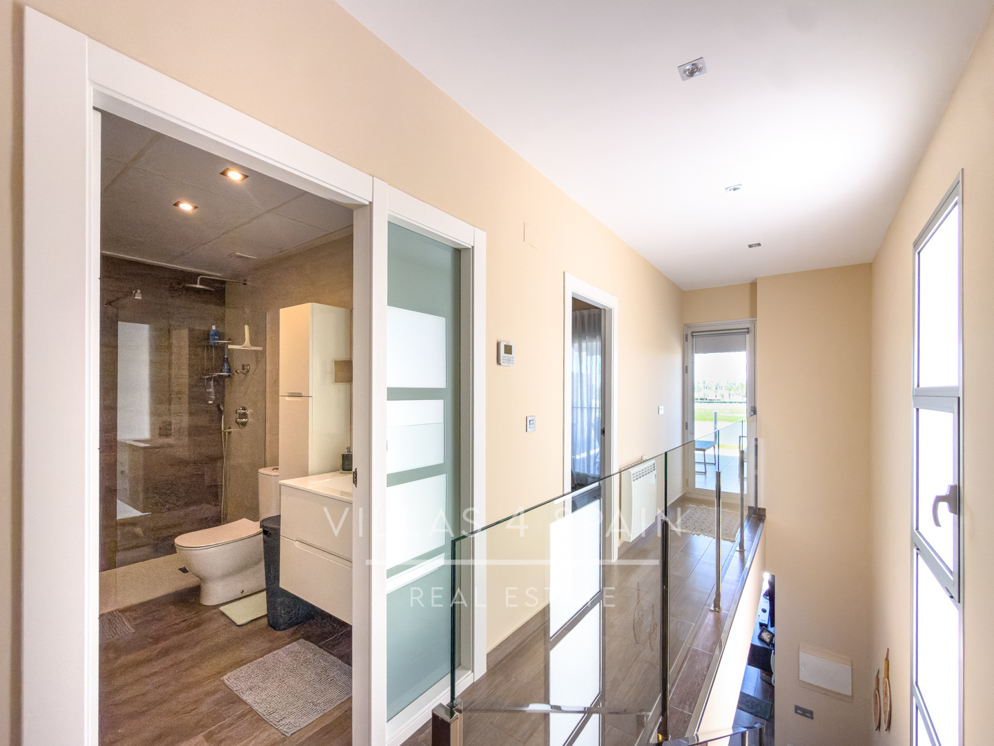 Resale -  3 Bed 3 Bath Villa with a private pool in Daya Vieja Alicante - av. principes de asturias - Alicante