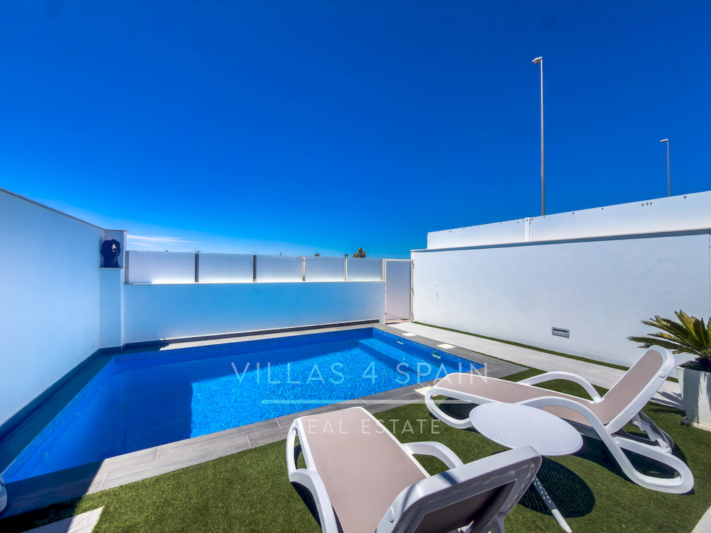 Resale -  3 Bed 3 Bath Villa with a private pool in Daya Vieja Alicante - av. principes de asturias - Alicante