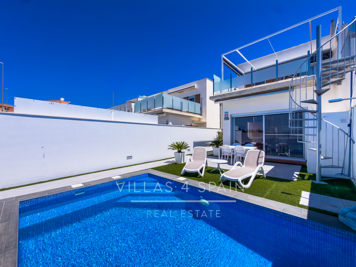 Resale -  3 Bed 3 Bath Villa with a private pool in Daya Vieja Alicante - av. principes de asturias - Alicante