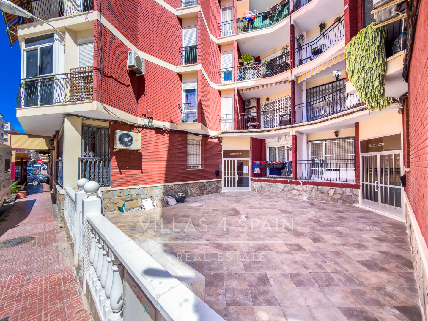 Sold - SOLD fully renovated 3 bed 1 bath apartment 100 metres from the Beach - Calle Mar Baltico  - Alicante